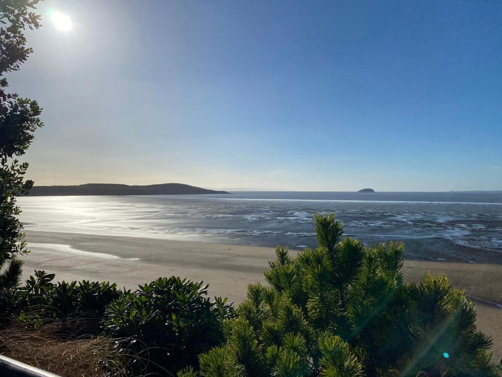 滨海韦斯顿The Retreat的以海洋为背景的海滩景色