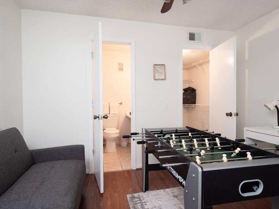 Posezení v ubytování Spacious Condo Mins to Shands, University, & DOWNTOWN!