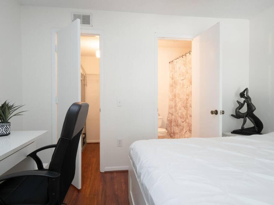 Postel nebo postele na pokoji v ubytování Spacious Condo Mins to Shands, University, & DOWNTOWN!