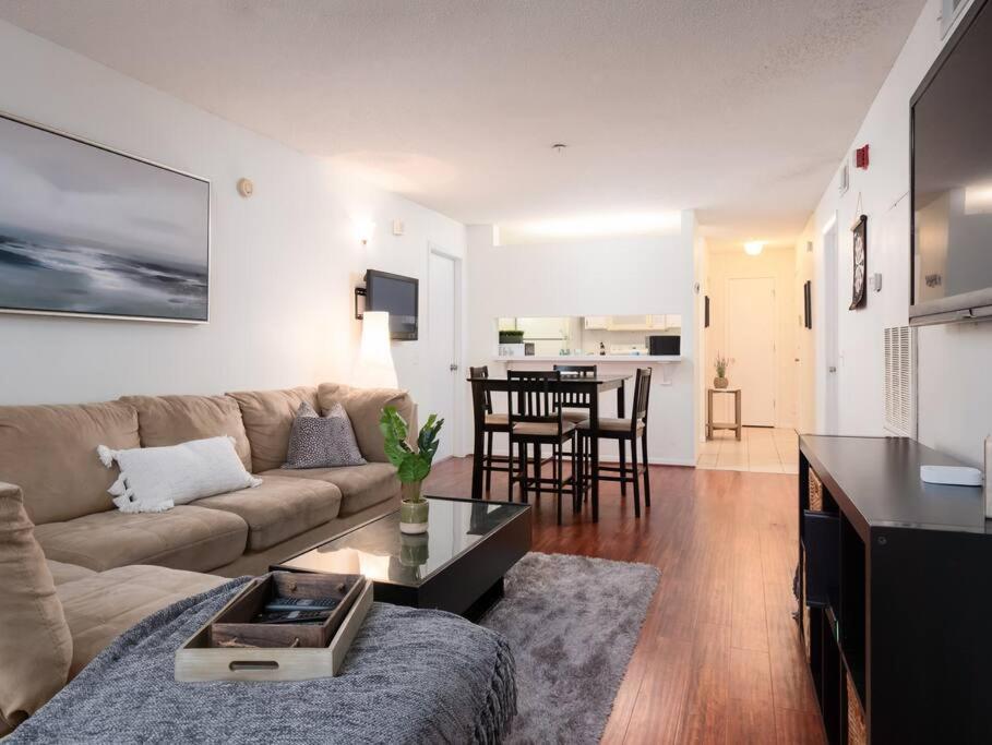 Posezení v ubytování Spacious Condo Mins to Shands, University, & DOWNTOWN!