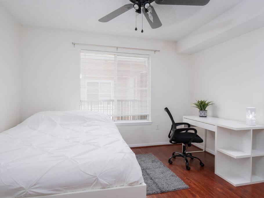 Postel nebo postele na pokoji v ubytování Spacious Condo Mins to Shands, University, & DOWNTOWN!