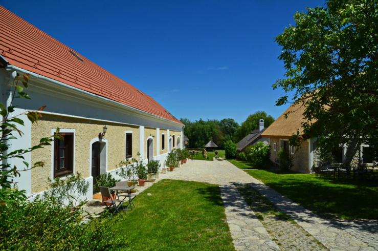 A garden outside Nemespécsely Udvarház