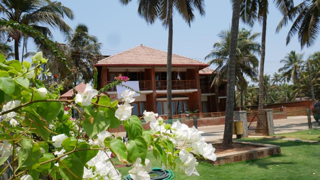 ウドゥピにあるVilla Malpeの白い花の家