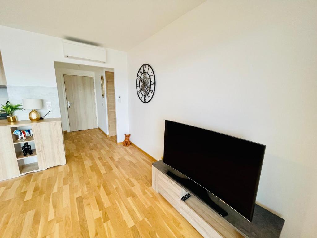 Televízia a/alebo spoločenská miestnosť v ubytovaní Ajaccio T2 grand standing neuf vue mer centre-ville & plages
