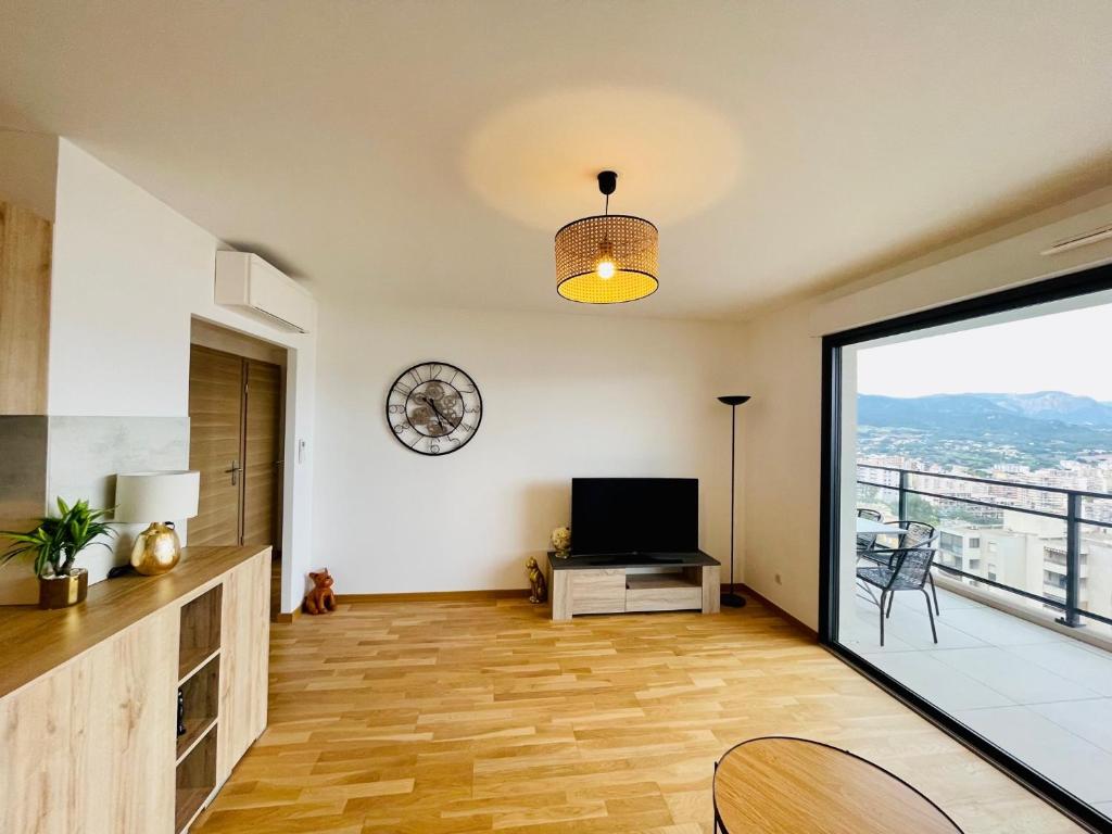 Výhľad na hory alebo výhľad na hory priamo z apartmánu