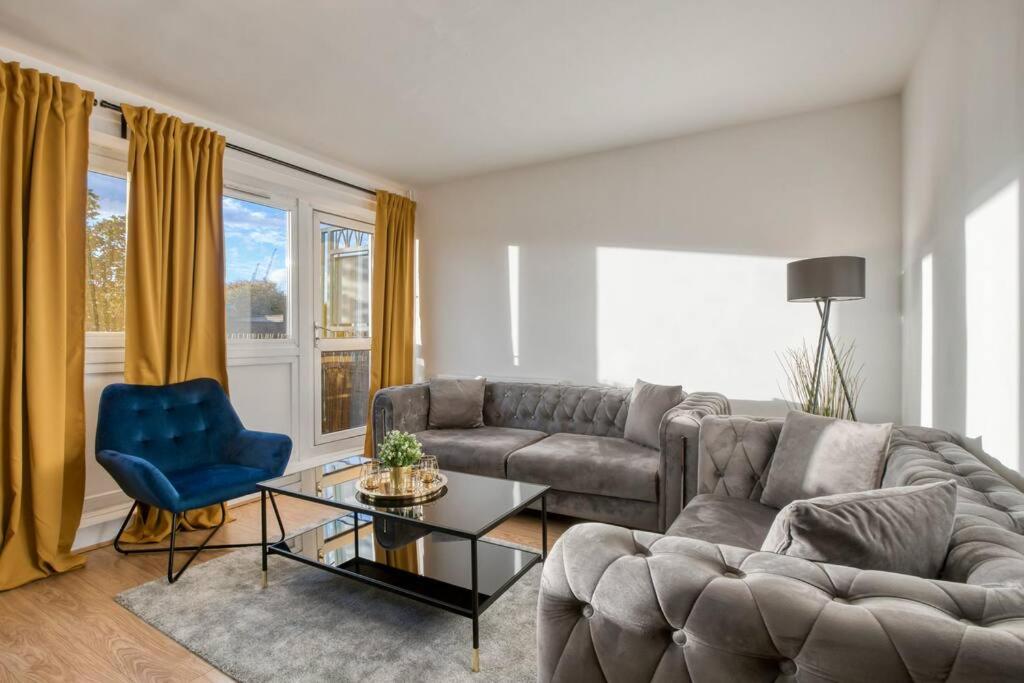 a living room with a couch and a table at Kings Cross apartment 4 BR in London