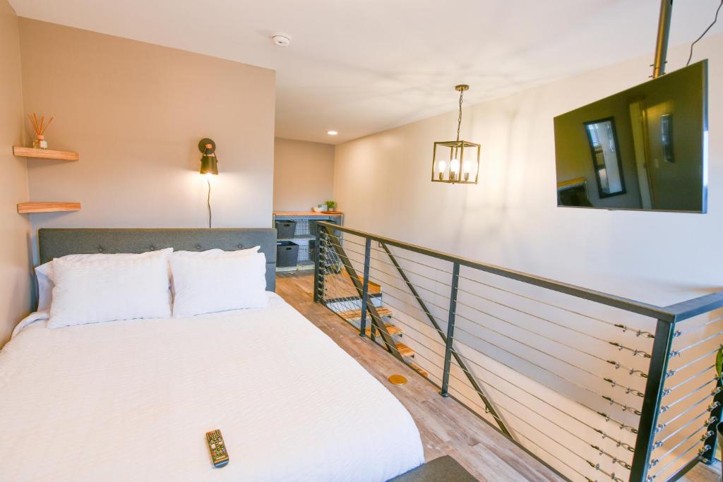 Schlafzimmer mit einem Bett auf einem Balkon in der Unterkunft The Darmont Hotel and Suites in Darby