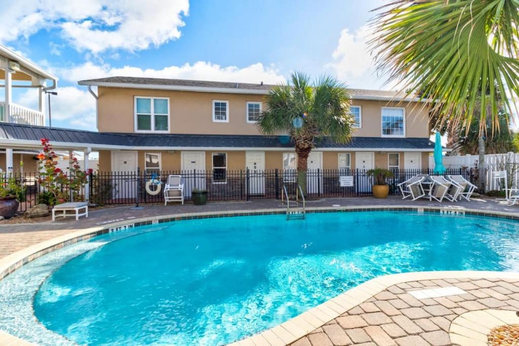 Lovely 2 bedroom condo in the heart of Flagler, Flagler Beach (updated