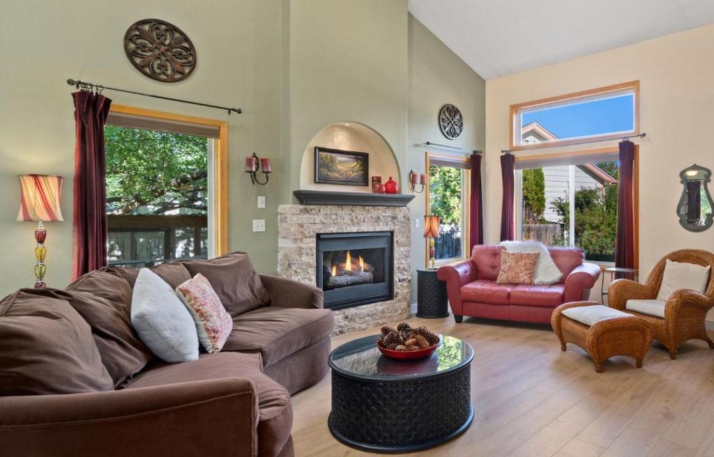 Holiday home Parkside Gardens with Shady Private Yard & Hot Tub