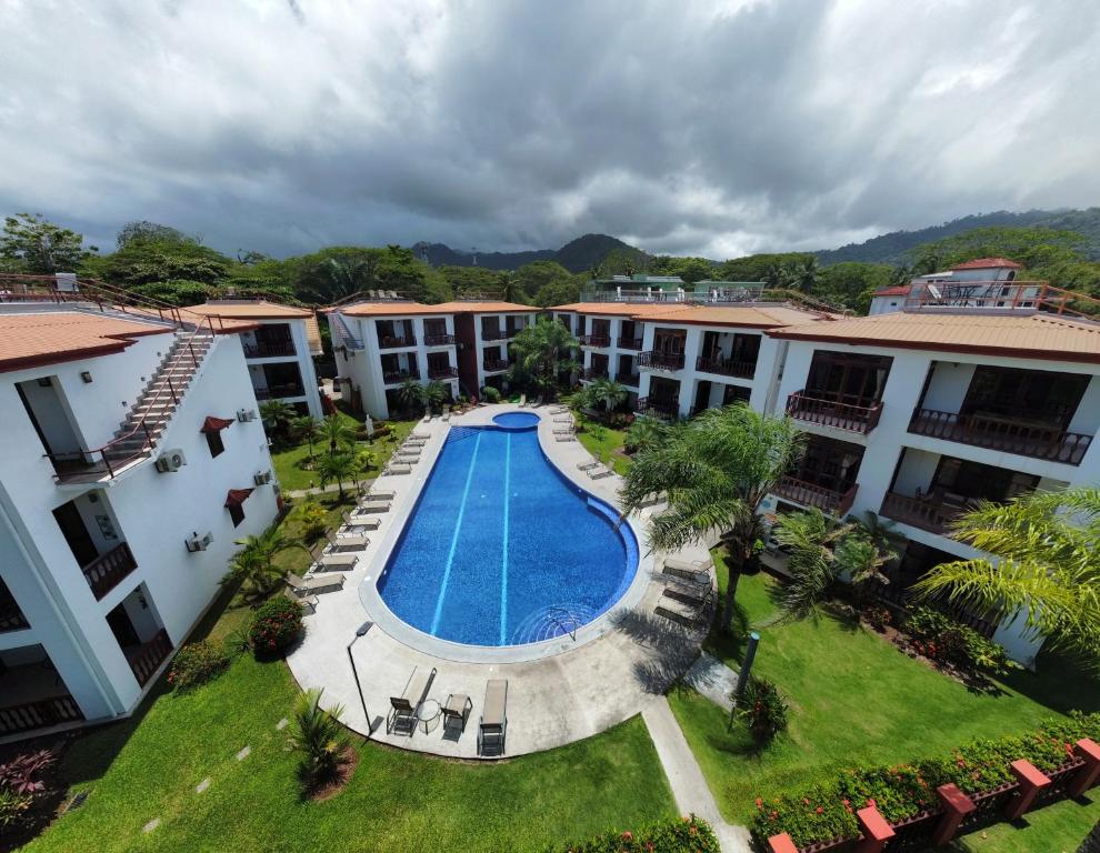 an aerial view of the courtyard of a hotel with a swimming pool at Delluz Bahia Azul 4B Pool view, Jaco Beach 2nd floor in Jacó