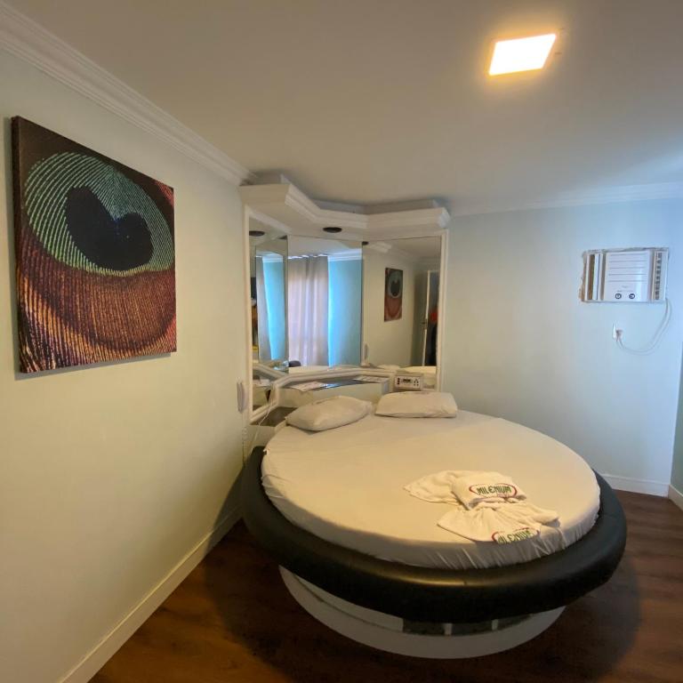 Zimmer mit 2 Betten in einem Zimmer mit Gemälde in der Unterkunft Hotel Milenium Itapuã in Salvador