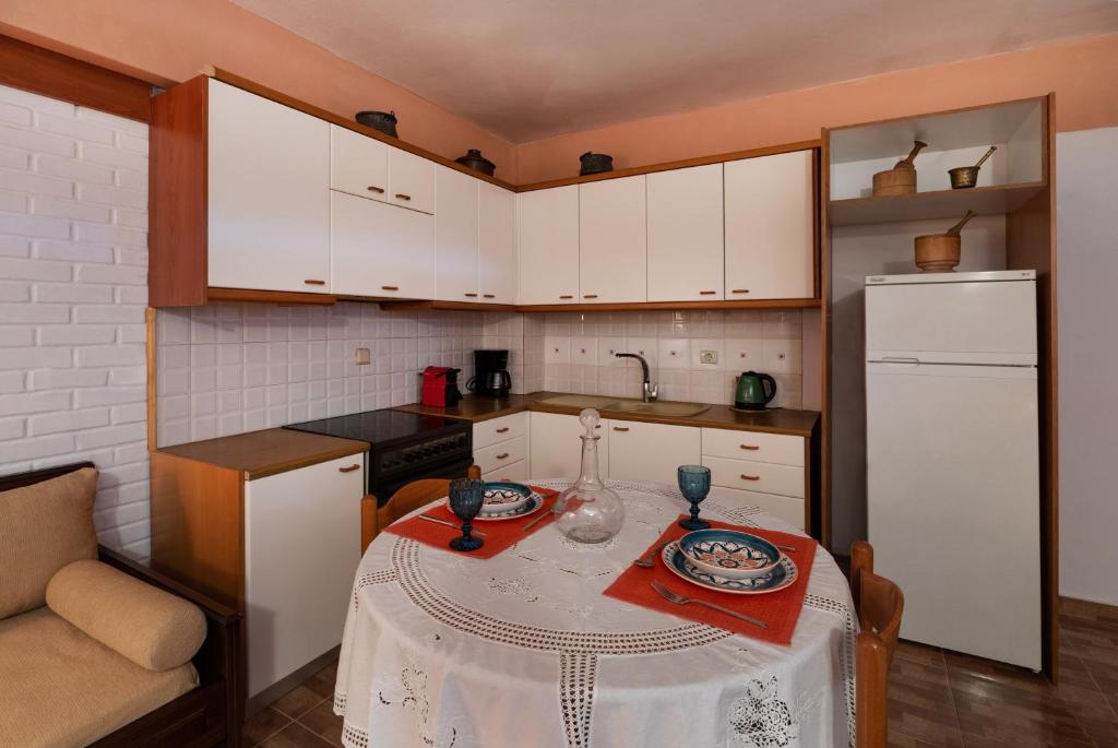 Kuchyňa alebo kuchynka v ubytovaní Kallisti Vitina Home