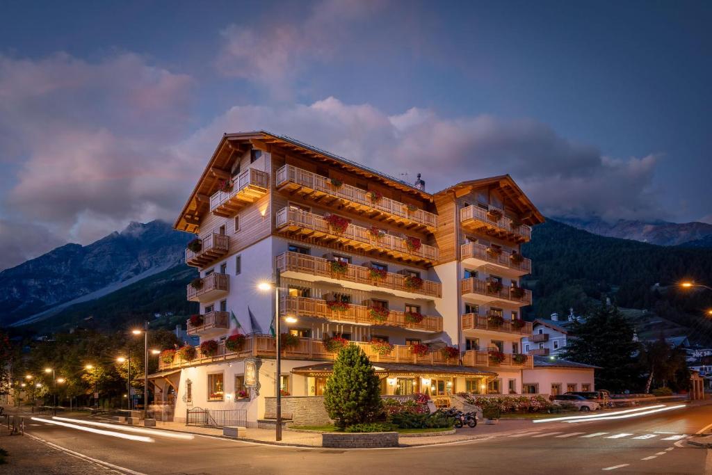 Nespecifikovaný výhled na hory nebo výhled na hory při pohledu z hotelu