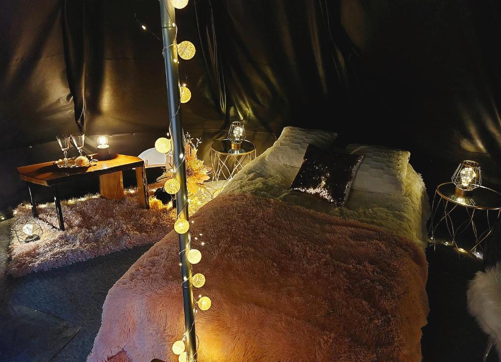 Postel nebo postele na pokoji v ubytování Glamping in - luxury tent