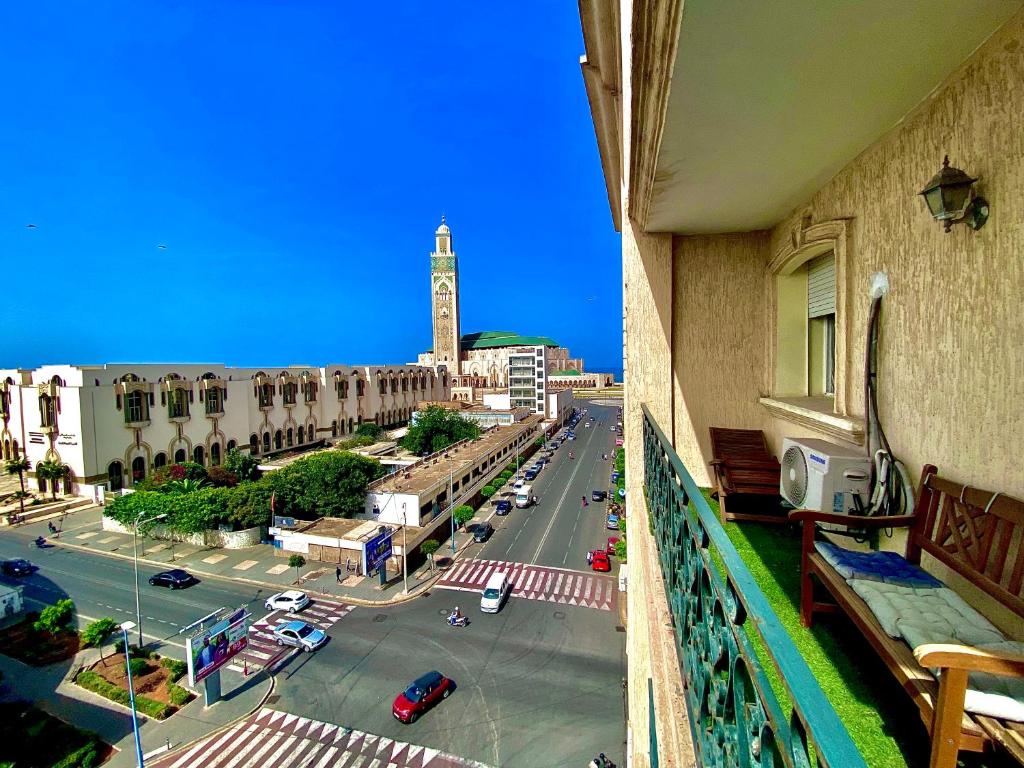 desde el balcón de un edificio con vistas a la ciudad en Sab 16 - Amazing view over the mosque Hassan - Comfy and stylish flat, en Casablanca