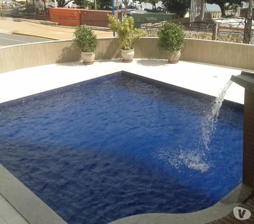 una gran piscina de agua azul con una fuente en Ocean Tower Fortaleza, en Fortaleza