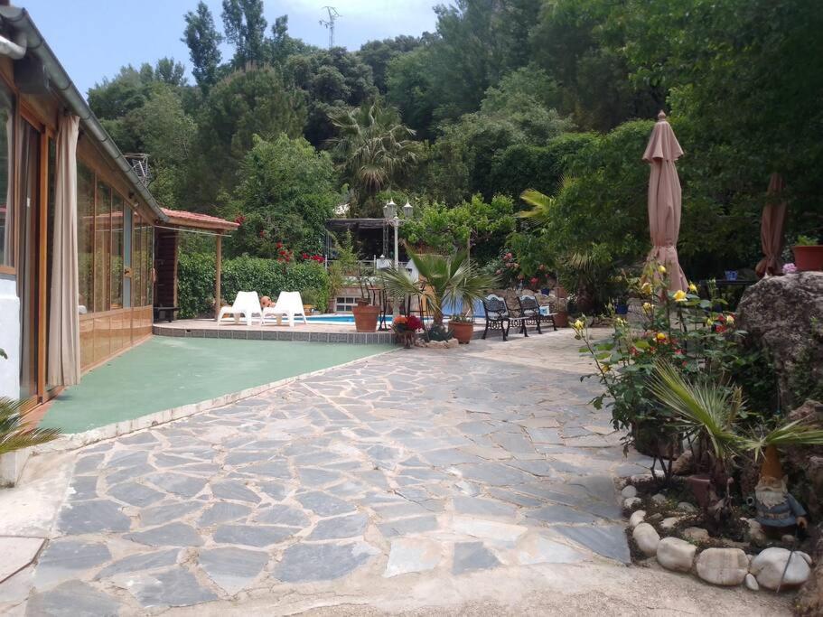 um pátio com uma piscina e uma casa em la Vega Fuente las moreras em La Iruela