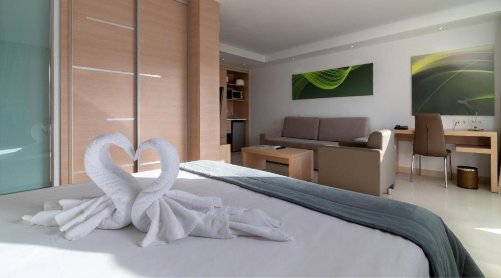 A bed or beds in a room at Marina Elite