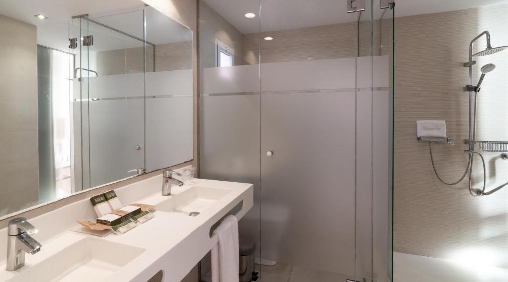 A bathroom at Marina Elite