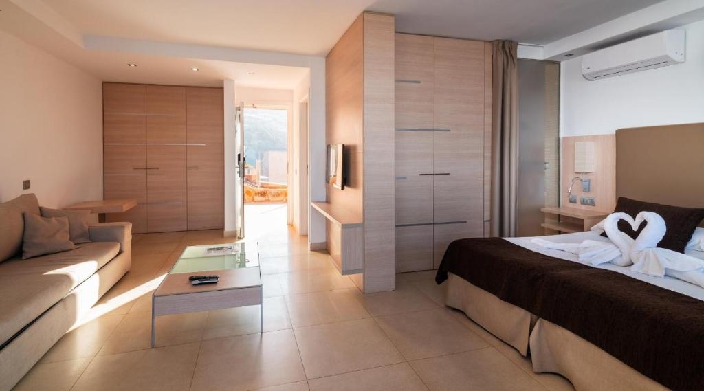A bed or beds in a room at Marina Elite
