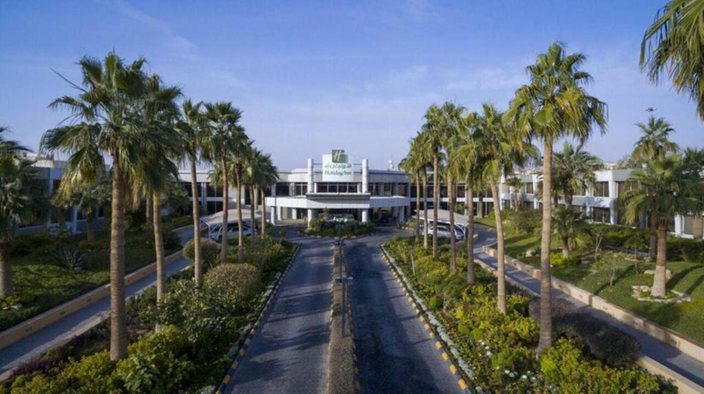 ariale Aussicht auf ein Gebäude mit Palmen in der Unterkunft Holiday Inn Riyadh Izdihar, an IHG Hotel in Riad