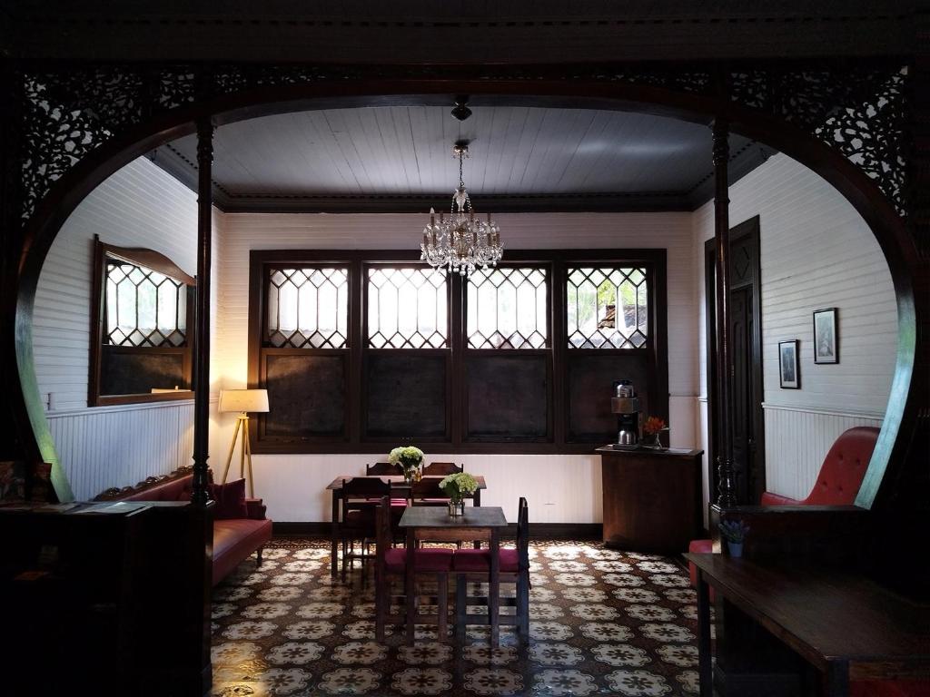 sala de estar con mesa y lámpara de araña en Casa Aldea, en San José