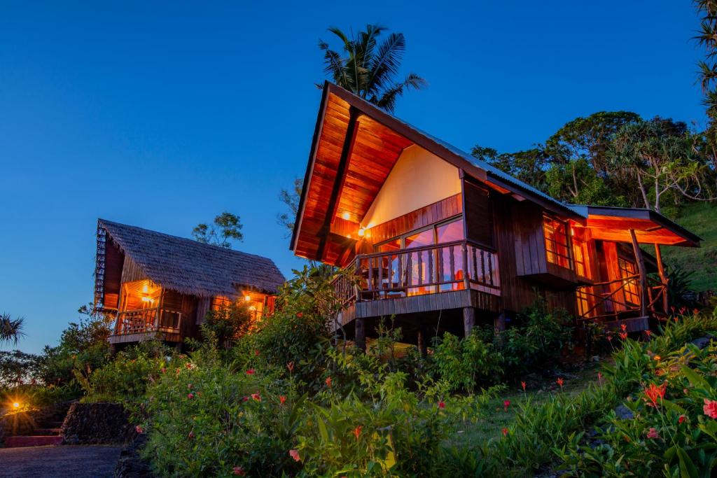 una casa su una collina con le luci accese di Palau Carolines Resort a Koror
