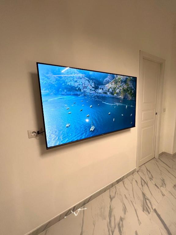 Televízia a/alebo spoločenská miestnosť v ubytovaní FELLINI SUITES Lungomare near the sea