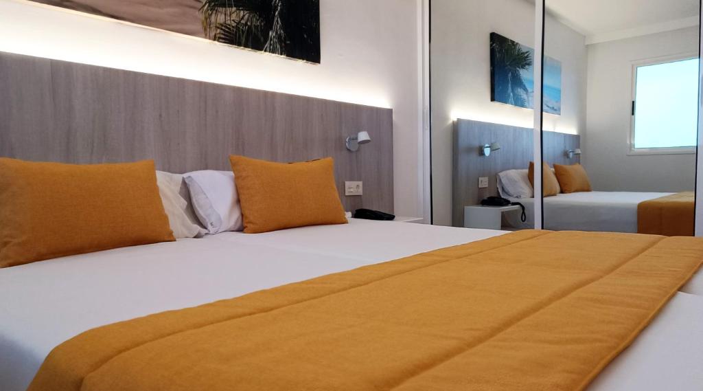 A bed or beds in a room at Marina Elite