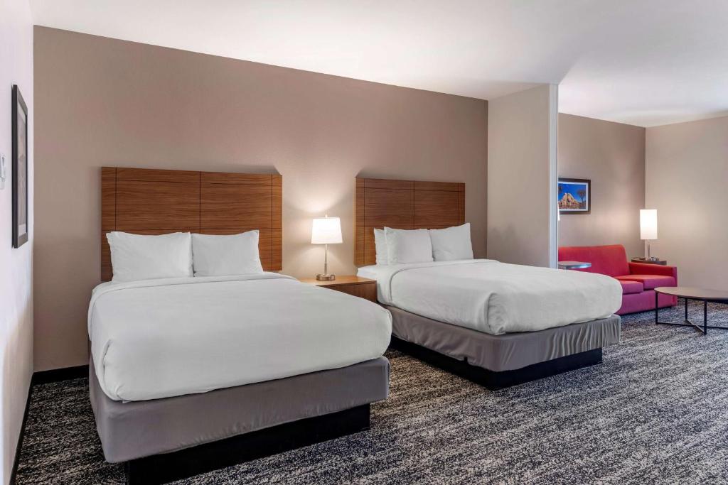 Postel nebo postele na pokoji v ubytování Best Western Plus Coachella Valley Inn & Suites