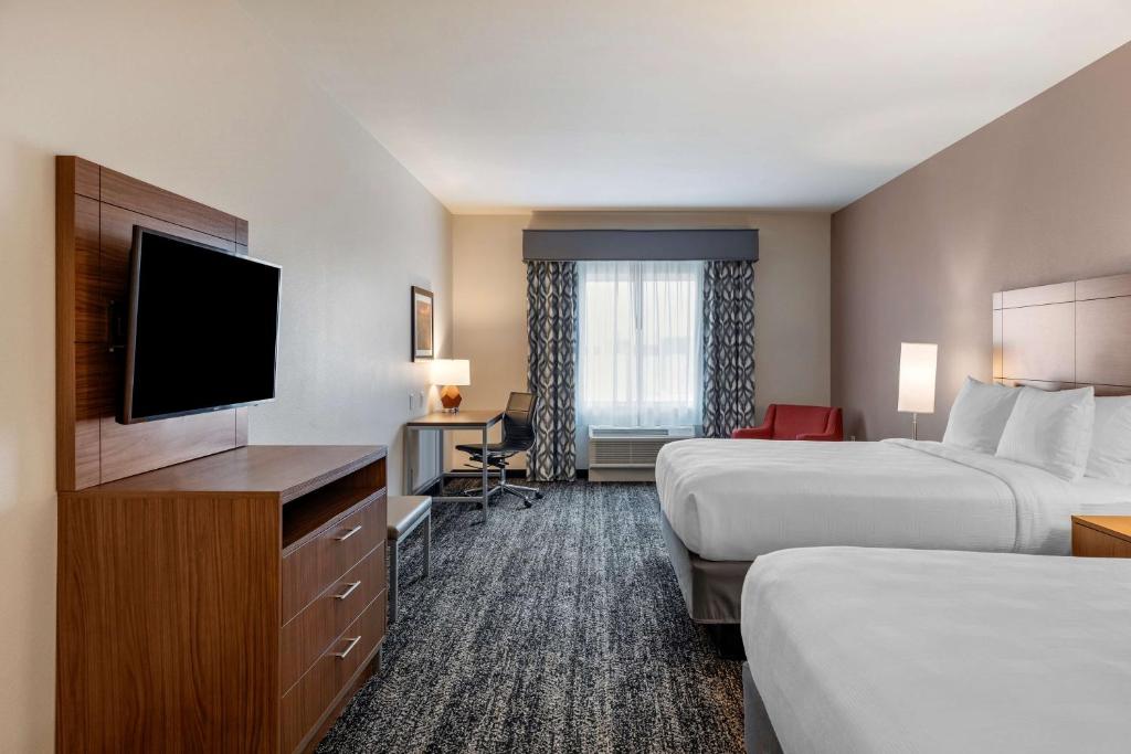 Postel nebo postele na pokoji v ubytování Best Western Plus Coachella Valley Inn & Suites