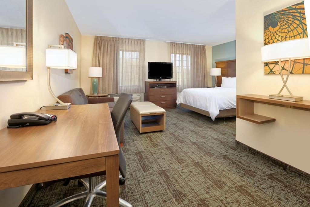 TV a/nebo společenská místnost v ubytování Staybridge Suites Corning by IHG