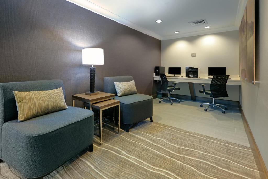 Posezení v ubytování Staybridge Suites Corning by IHG