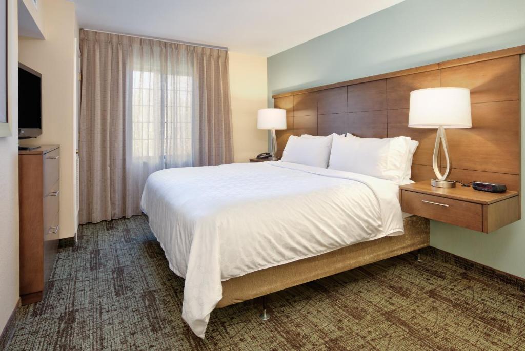 Postel nebo postele na pokoji v ubytování Staybridge Suites Corning by IHG