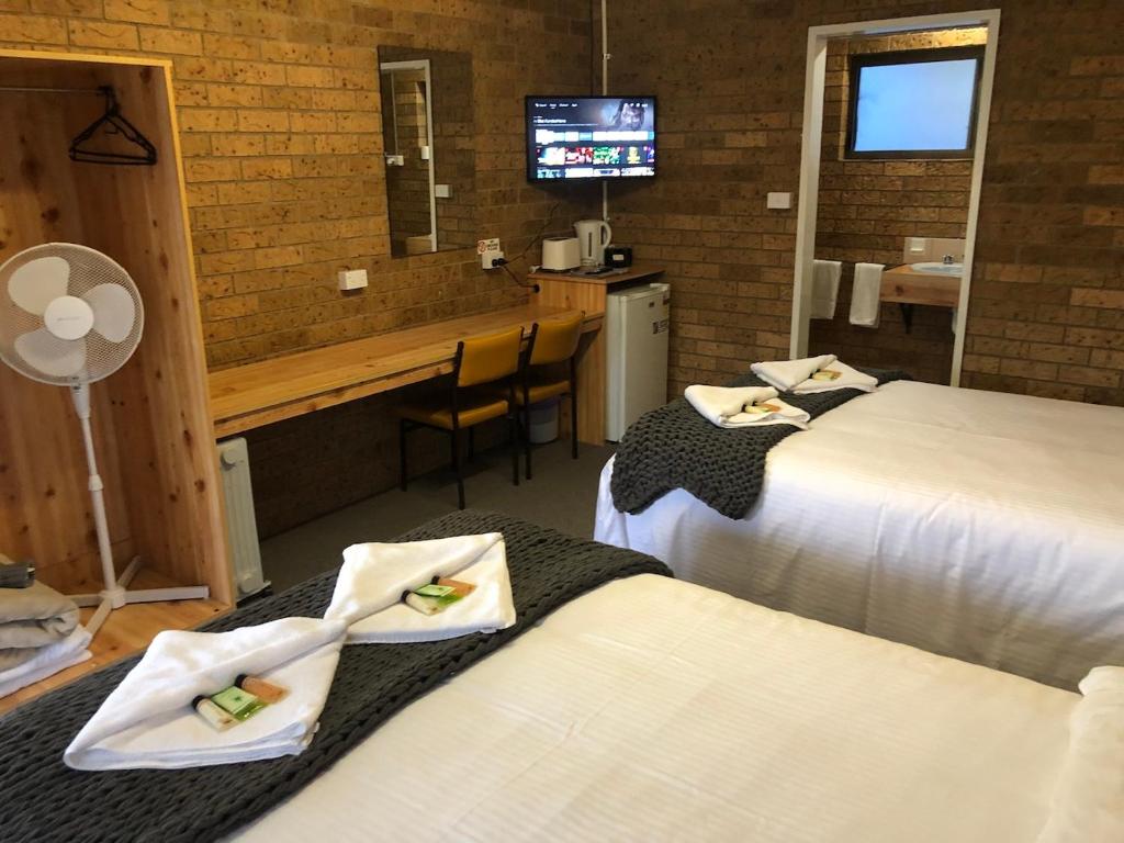 TV a/nebo společenská místnost v ubytování Deepwater Hotel