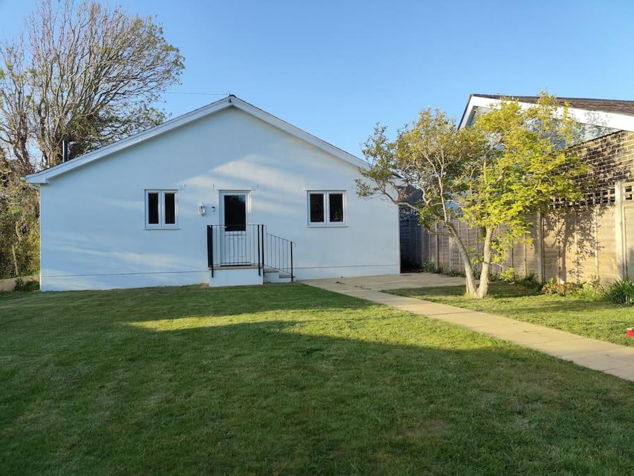 Peaceful 2 Bed Bungalow, in a Quaint Seaside Town, Selsey (updated