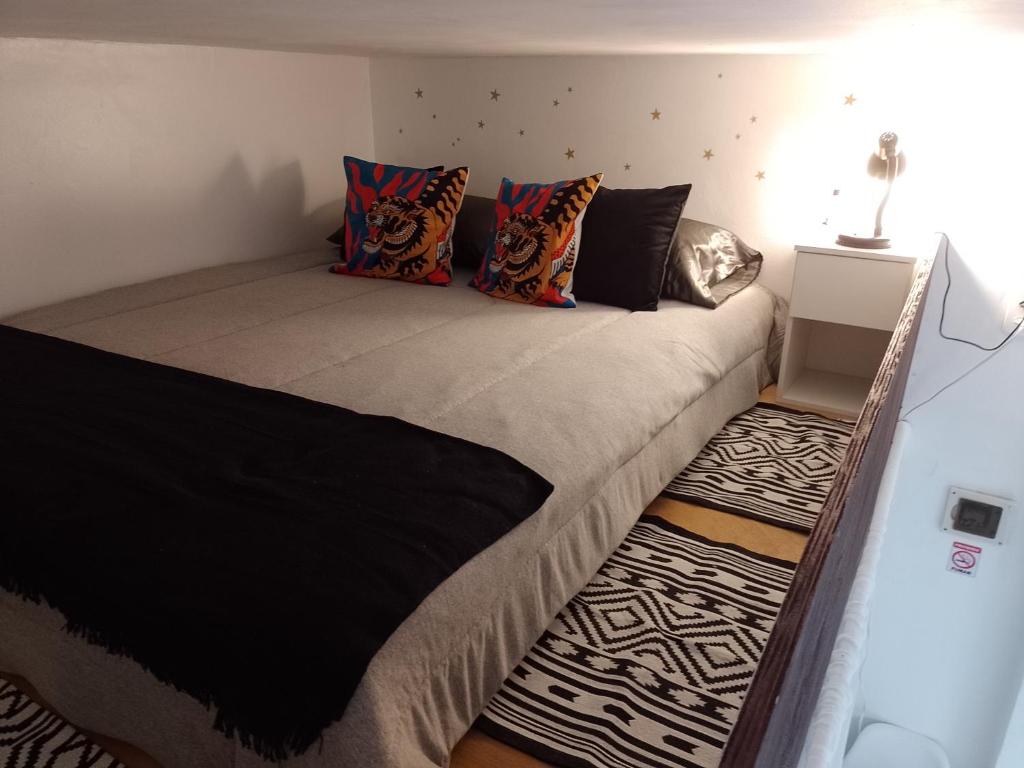 En eller flere senge i et værelse på Mini LofT en Rio