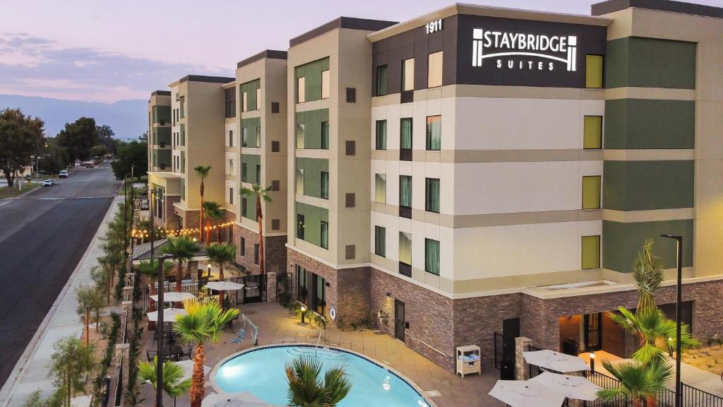 una vista aérea del hotel con patio y piscina en Staybridge Suites - San Bernardino - Loma Linda en San Bernardino