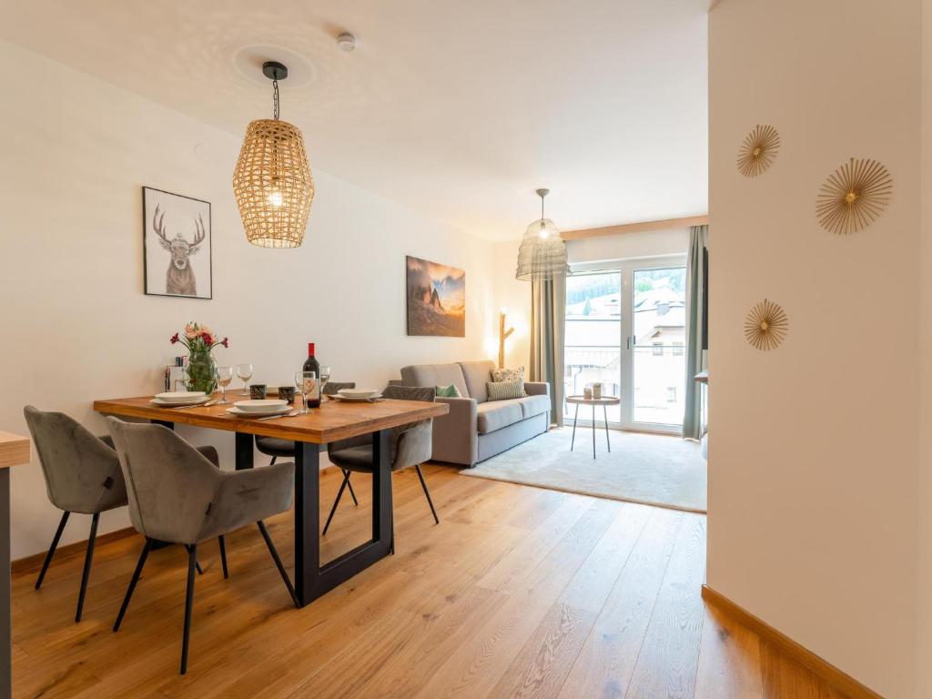uma sala de jantar e sala de estar com mesa e cadeiras em Ski Nature Apartment Lungau Top 13 em Mauterndorf