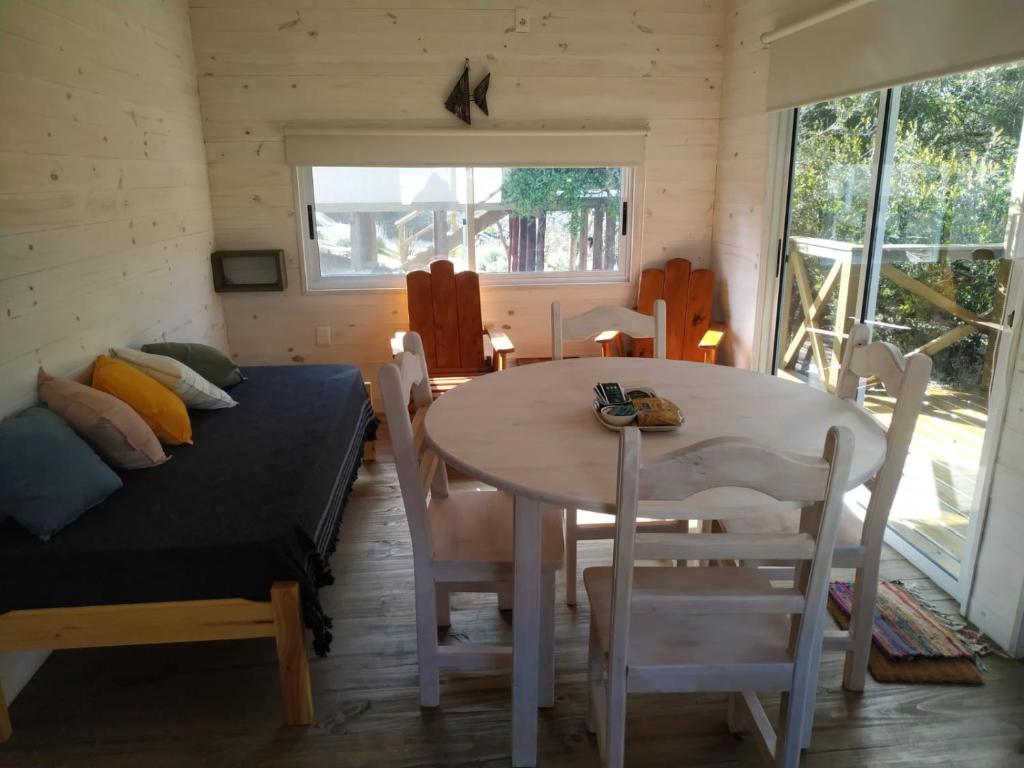 Habitación con mesa, sillas y cama en Nio de Baixo, en La Pedrera