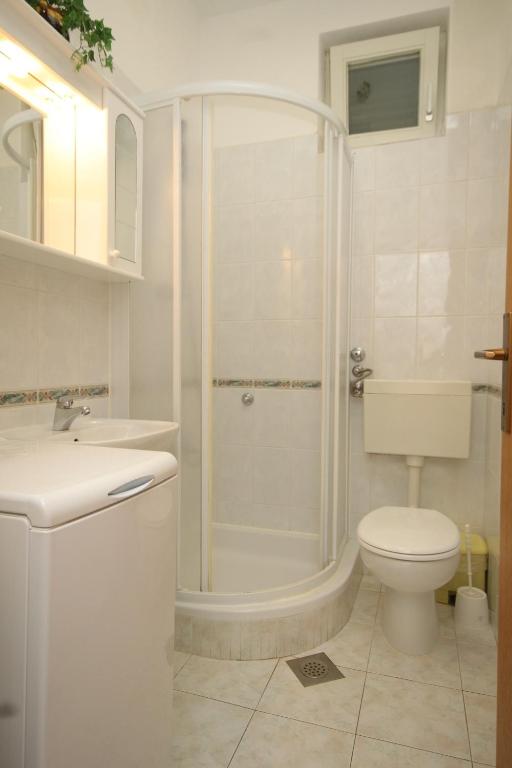 Kúpeľňa v ubytovaní Apartments by the sea Preko, Ugljan - 8515