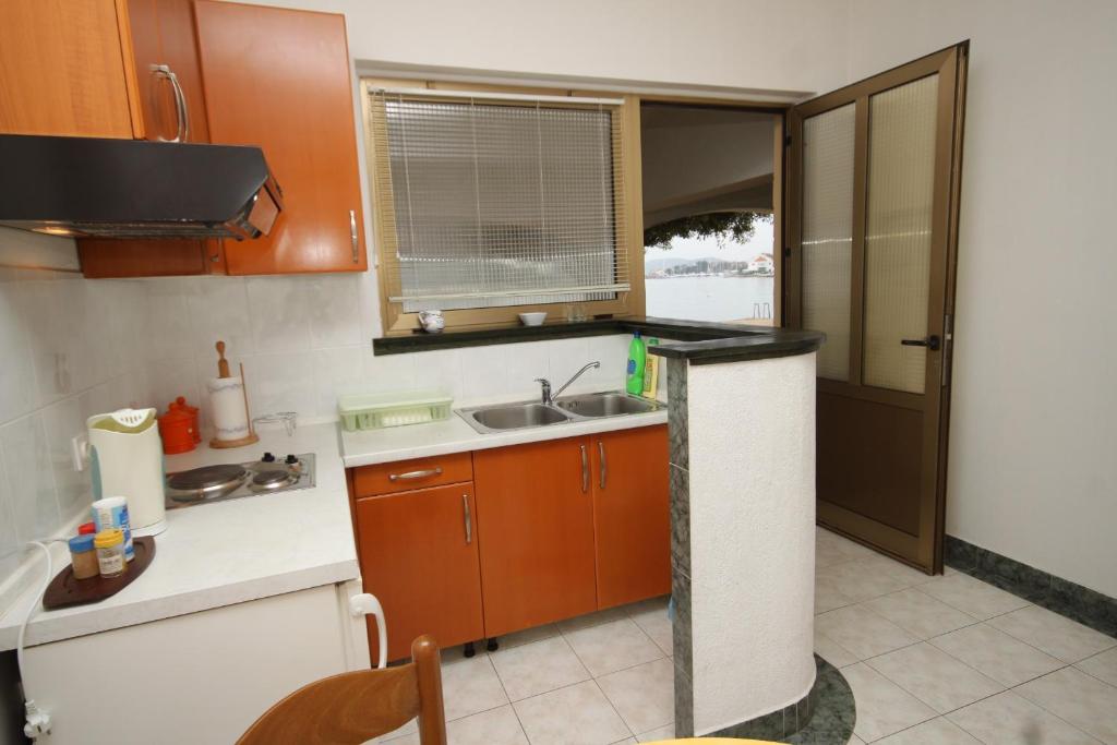 Kuchyňa alebo kuchynka v ubytovaní Apartments by the sea Preko, Ugljan - 8515