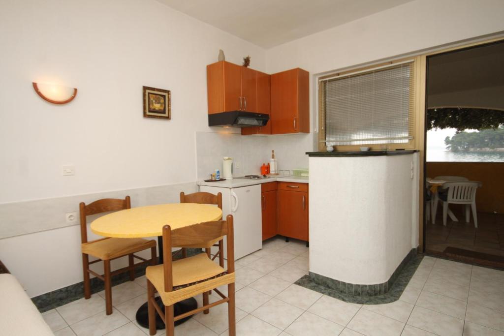 Kuchyňa alebo kuchynka v ubytovaní Apartments by the sea Preko, Ugljan - 8515