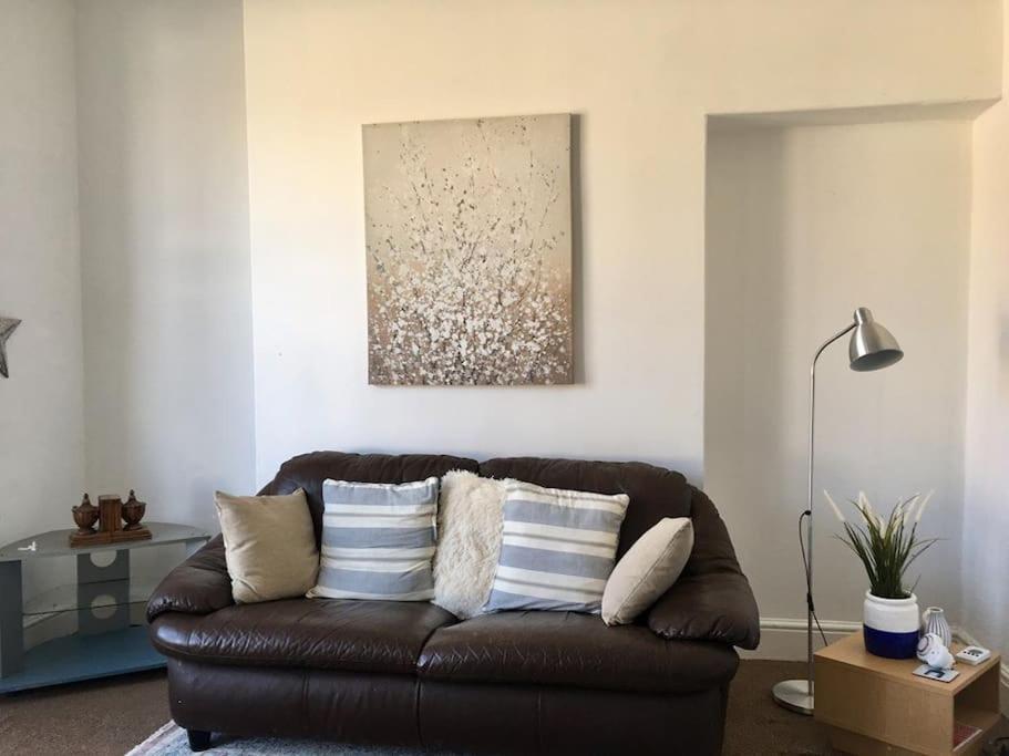 Hillcrest Cottage, comfy flat, trendy Uplands area - Housity