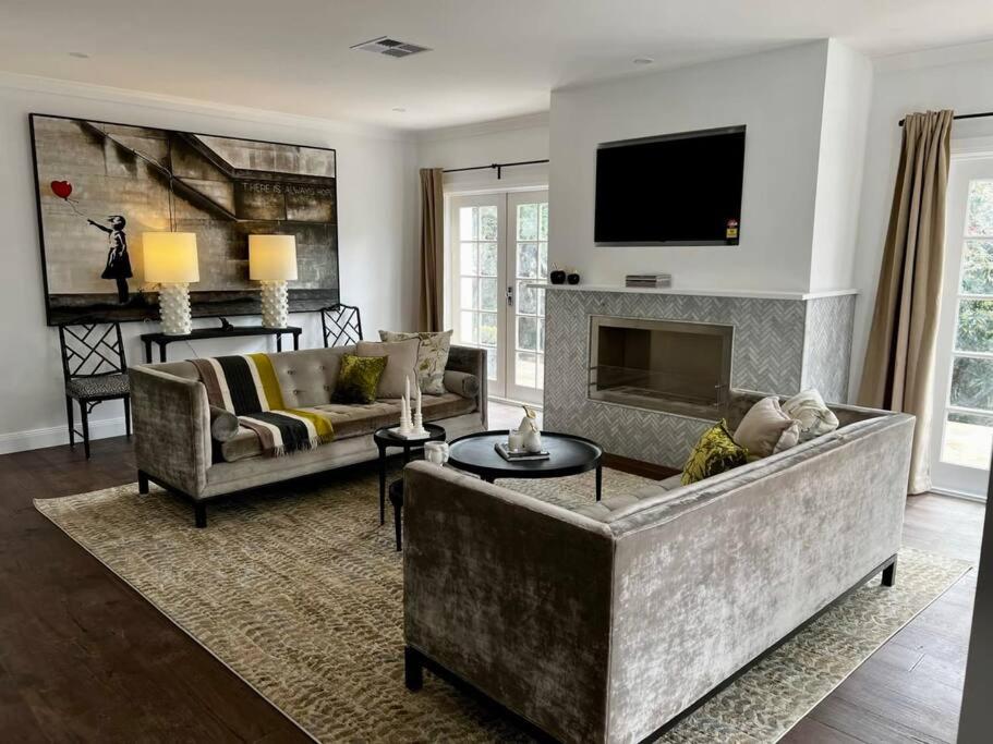 uma sala de estar com um sofá e uma lareira em Sunnyside Luxurious 4BR Art Villa, Fireplace, Village 2mins em Wentworth Falls