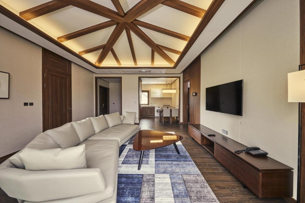 TV a/nebo společenská místnost v ubytování Camphortree Hotel and Resort