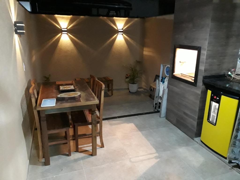 Η κουζίνα ή μικρή κουζίνα στο Linda casa em Condomínio no Sahy