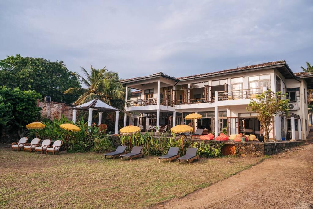 Zahrada ubytování Sānti Beach House with pool & beach