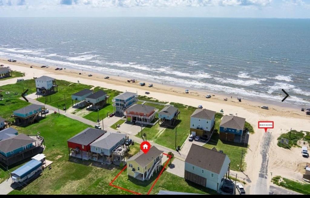 Bolivar Peninsula的住宿－Amazing Location Crystal Beach，享有海滩空中美景,设有房屋