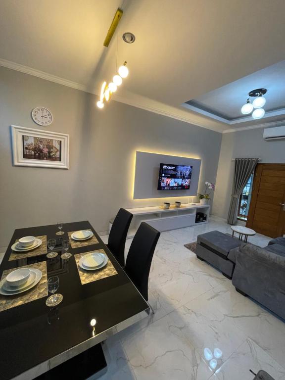 TV a/nebo společenská místnost v ubytování AW Lor House - Yogyakarta